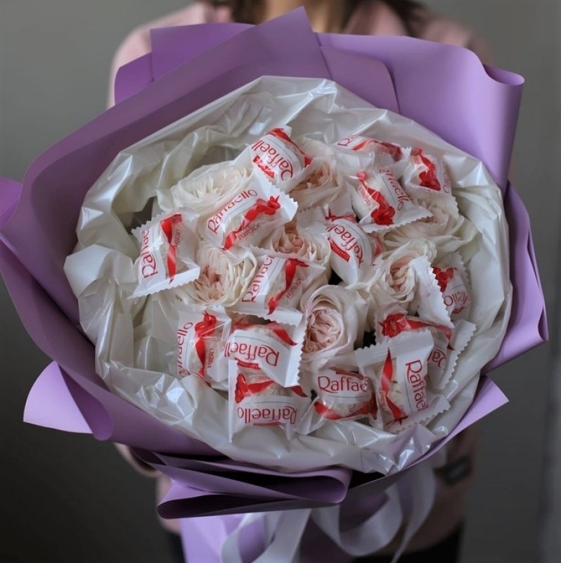 Букет из 7 роз Вайт Охара со сладостями