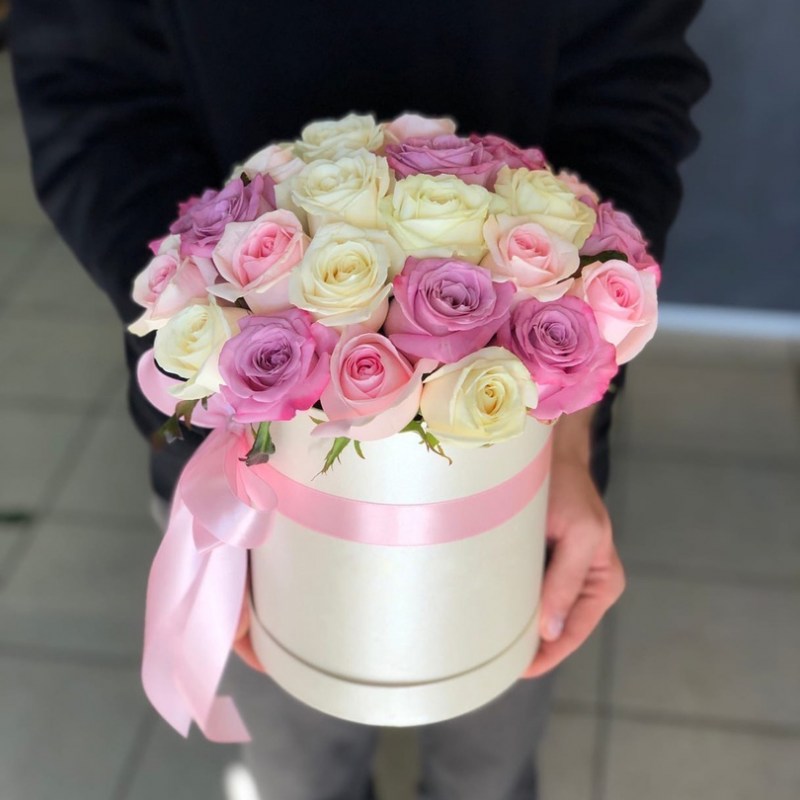 Яркие цветы в коробочке из 25 роз