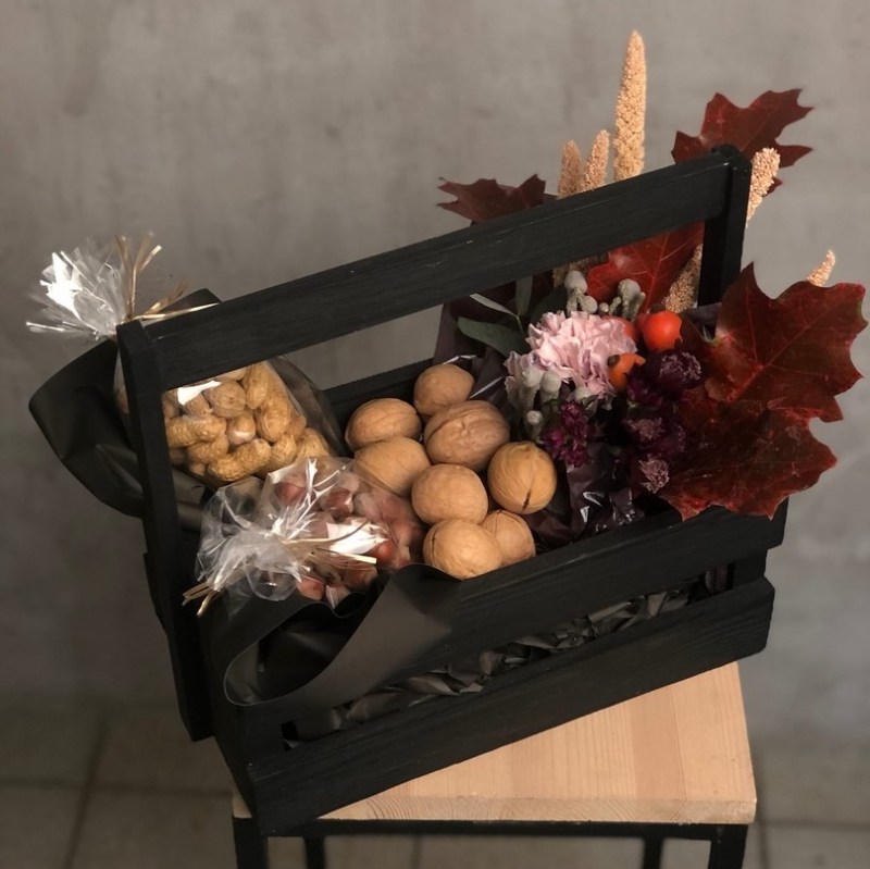 Подарки авторские, ящик с орехами и цветами